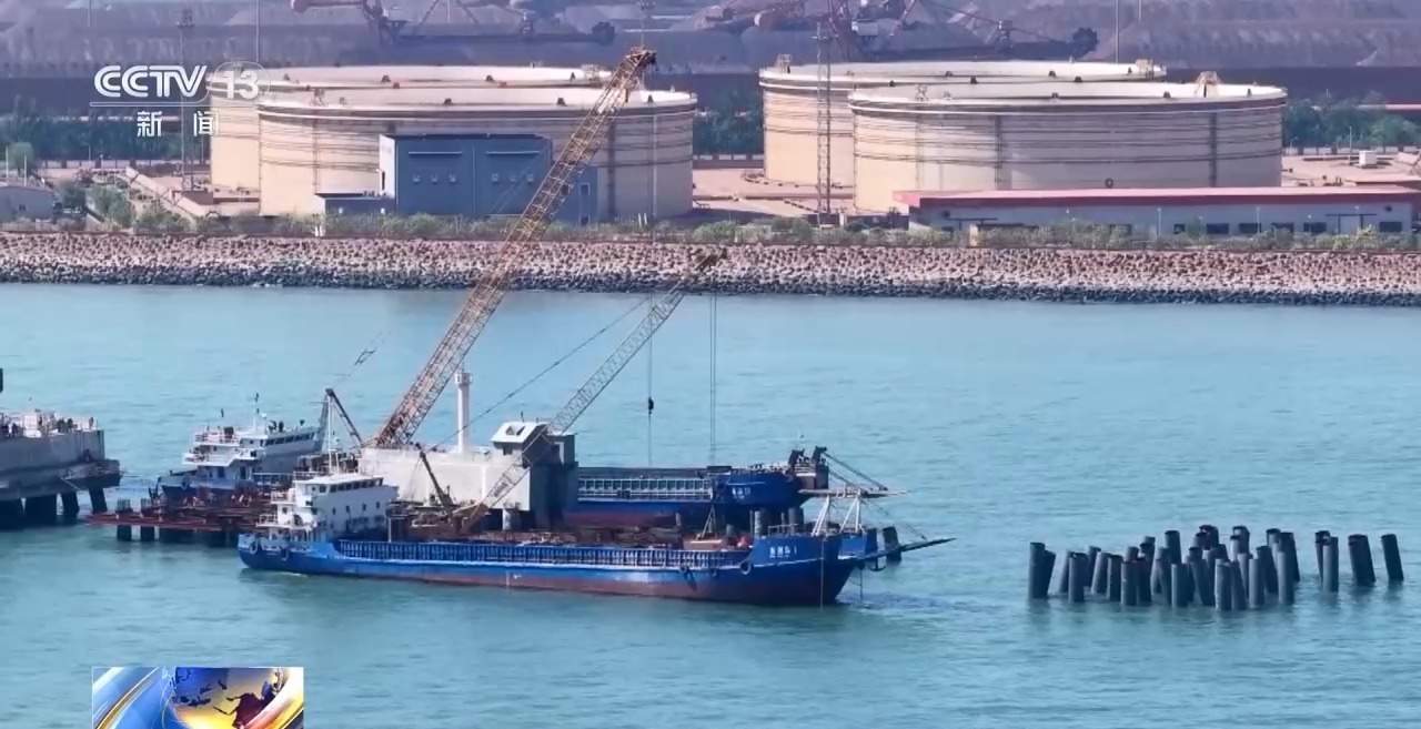 40万吨巨轮究竟多大?直击巨轮靠港全过程