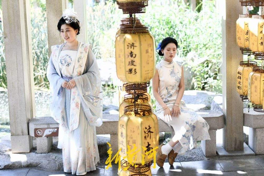 市民游客在济南明府城沉浸式打卡，汉服妆造与泉水老街巷成最美背景