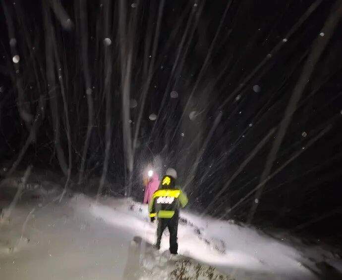 一女生西藏徒步雪后失联，用牛粪保温取暖，躲在牛棚通宵等待，救援人员：女生比较自责，靠冷静智慧救了自己，基本承担了村民救援费