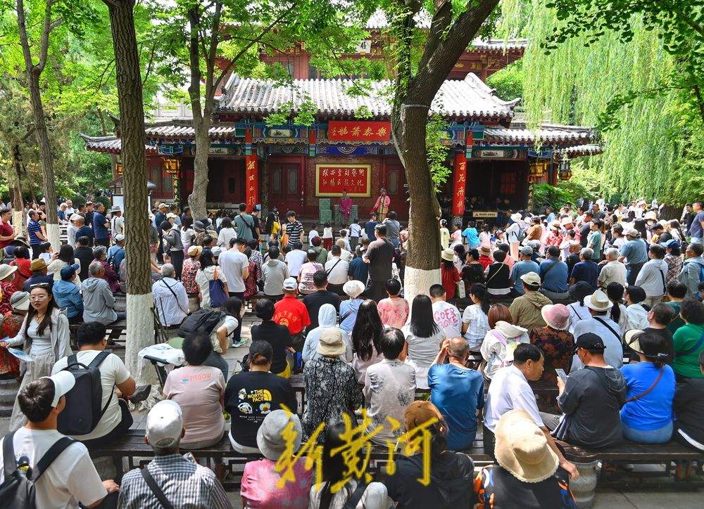 一年四季 泉在济南丨老少同乐，济南白雪楼前共赏传统吕剧《小姑贤》