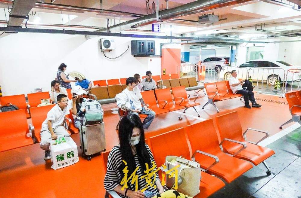 济南西站最新网约车上车点投用 70余个车位打造“橙黄专区”