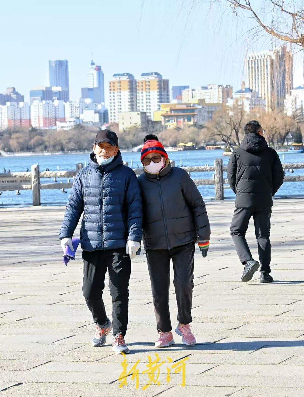 泉城“三九”寒潮来袭，市民游客游览大明湖热情不减