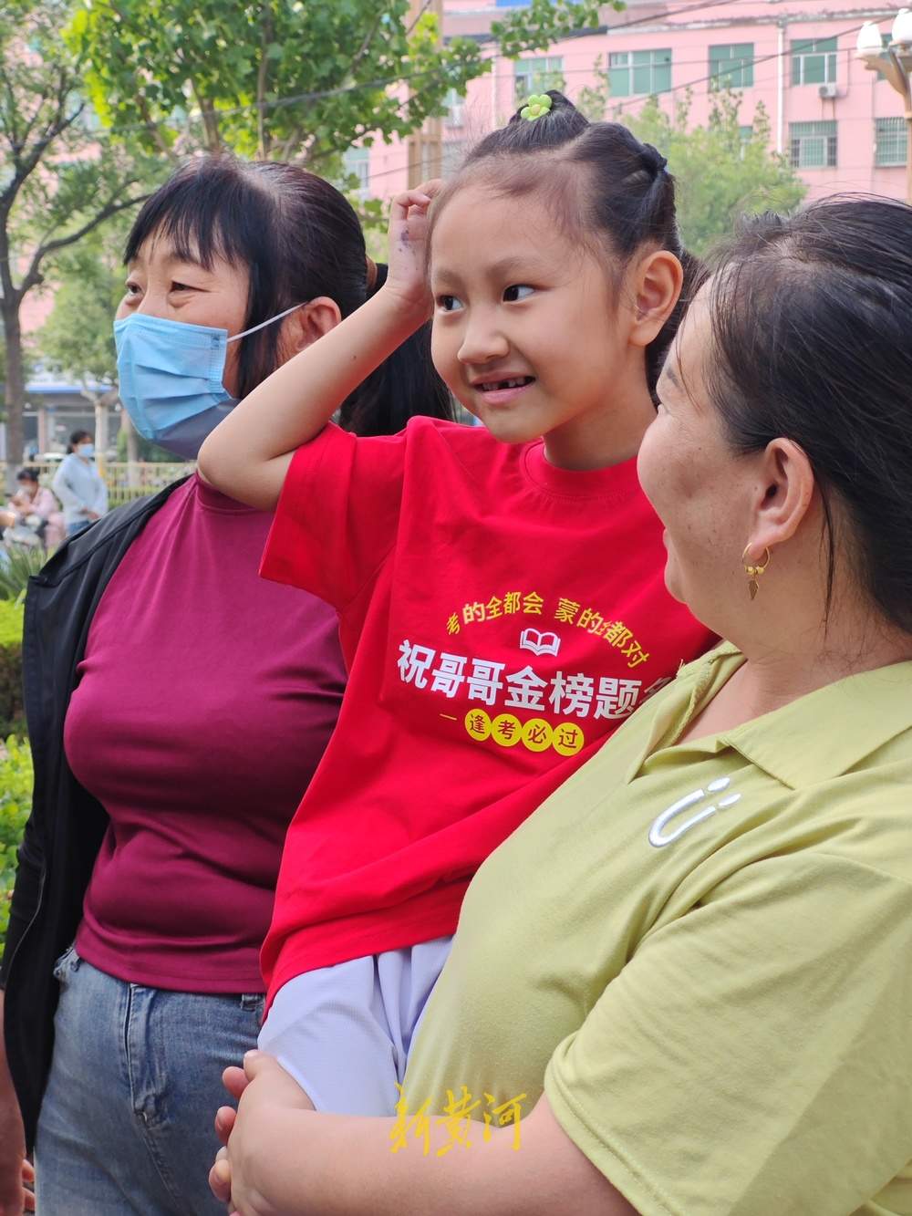 “祝我姐姐金榜题名” 二娃穿定制版T恤为考生加油