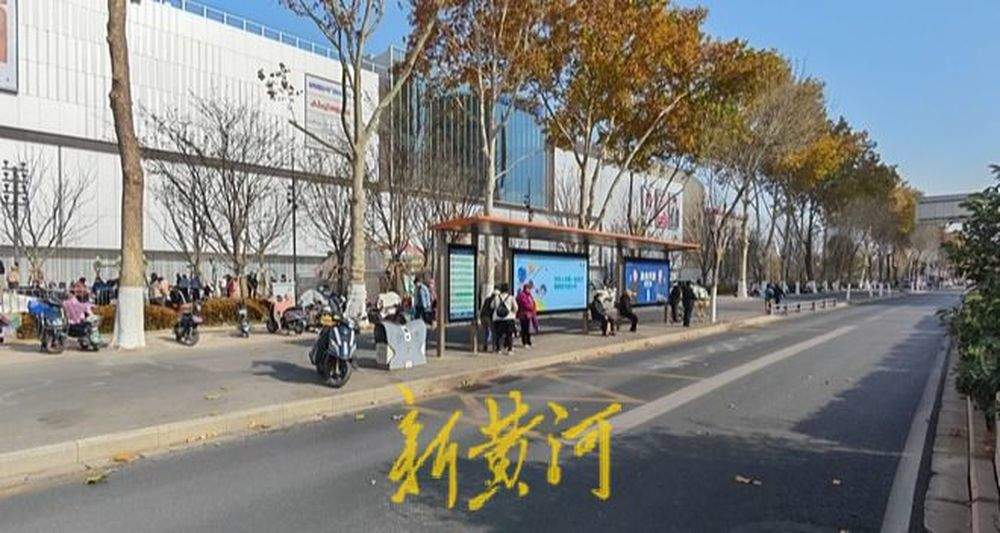 龙湖济南西城天街门前设围挡，经十路辅路车辆无法右转？回应：为疏导交通，已获交通部门许可
