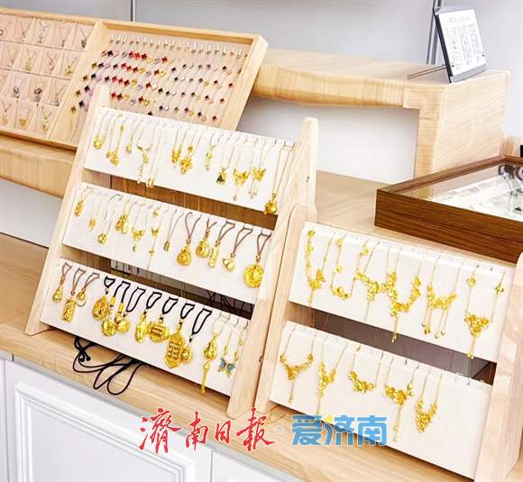 融媒·深调查丨线上宣传“平替”，线下标注“非金”：你买的沙金饰品，到底是谁的替身？
