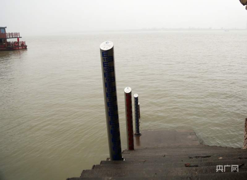鄱阳湖水位今年首次突破12米枯水线