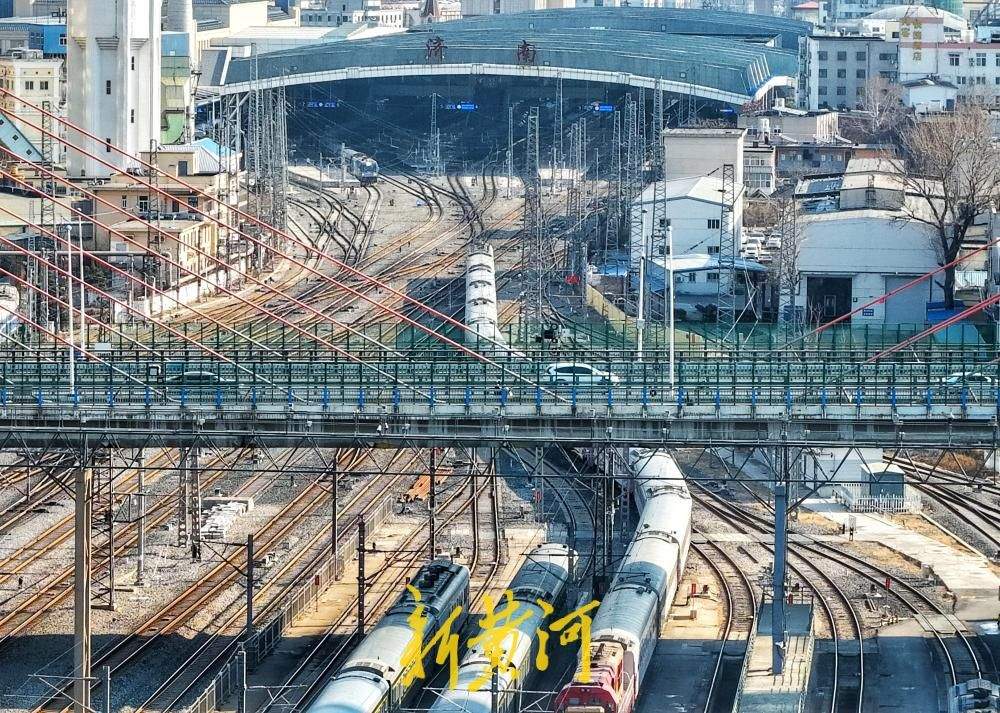 站场里的调车人：默默地“穿针引线”，保障春运列车安全出发与到达