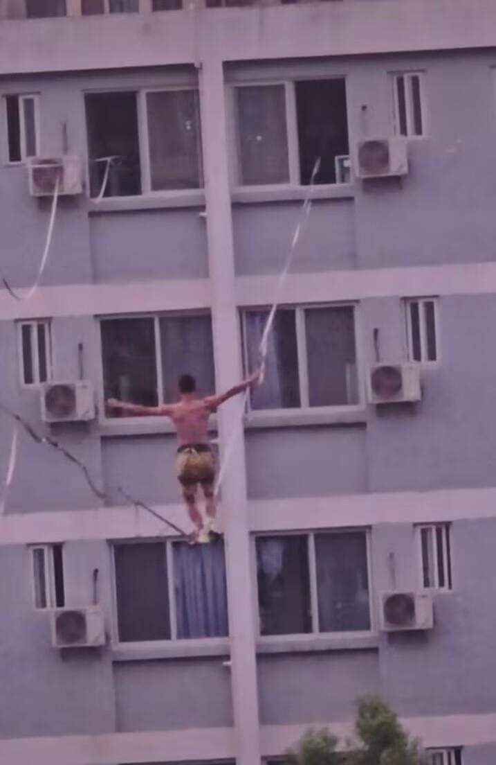 6楼高空走扁带！四川一高校现“空中走廊”，校方：有安全保障措施