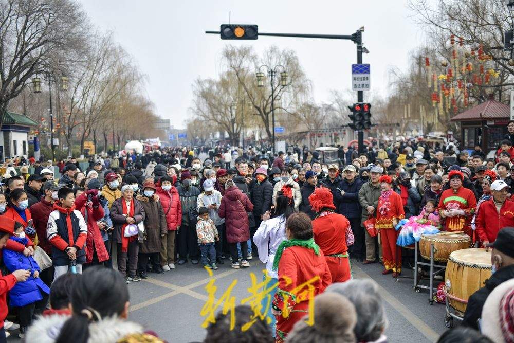 “泉”在济南过大年｜明湖市集成春节旅游新热点，周边居民敲锣打鼓献艺助兴