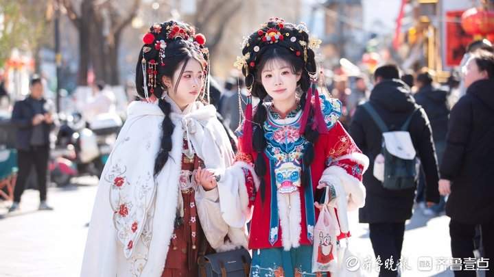 寒潮中的古风丽影：明府城中汉服女孩定格青春美好