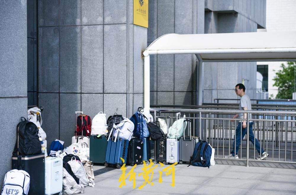 博物馆迎来研学观展高峰，行李“排队”成文明风景线