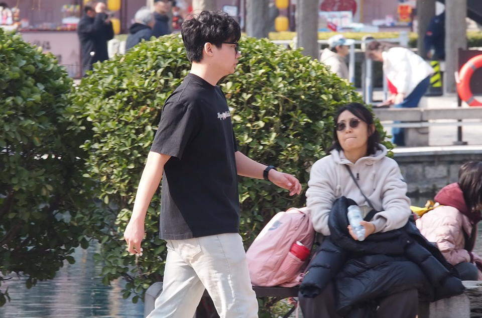 济南气温快速回升，市民游客提前秀春装