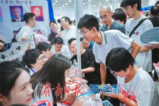 中考出分当日相约山东国际会展中心，现场查分问校长，全场暖心延时服务！