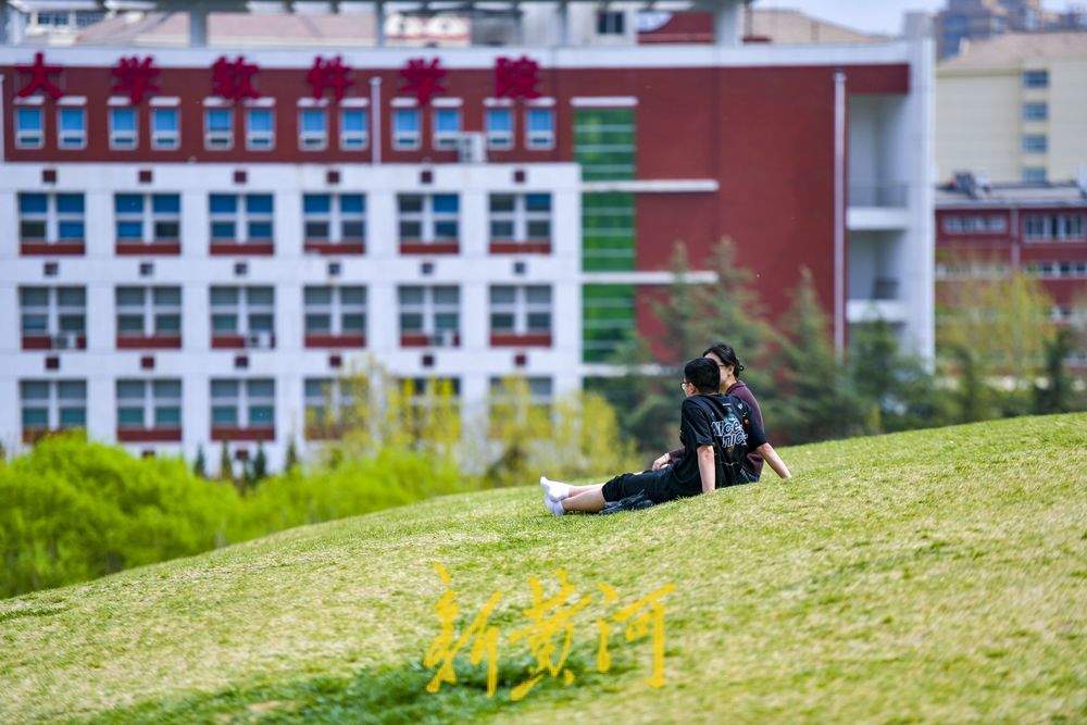 共享绿地仲春披绿 感受草原风情