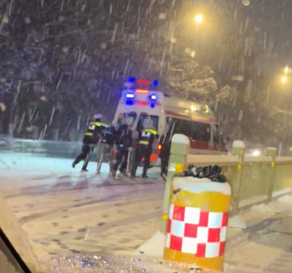 雪天路滑救护车无法上坡,山东四名高中生和交警一同推车感动路人,学校:将予以表彰