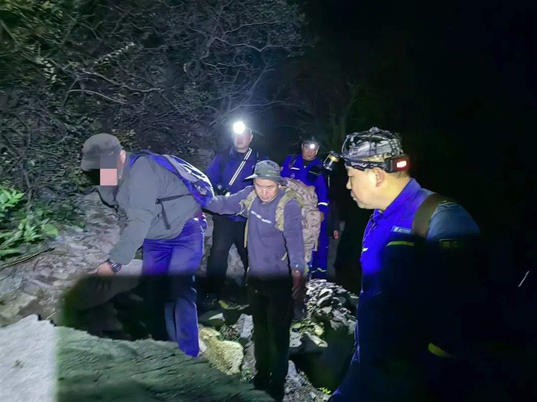 只带一瓶水一包薯片,七旬老人独爬野山被困