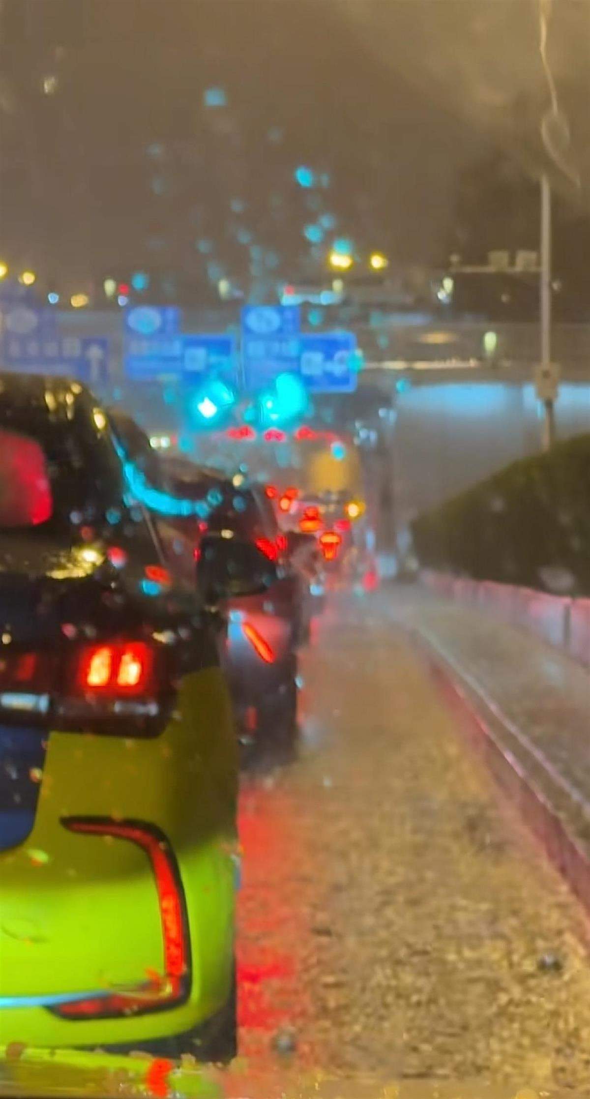 车辆为躲冰雹停在天桥下致拥堵,北京交警:后面车主可提供证据举报