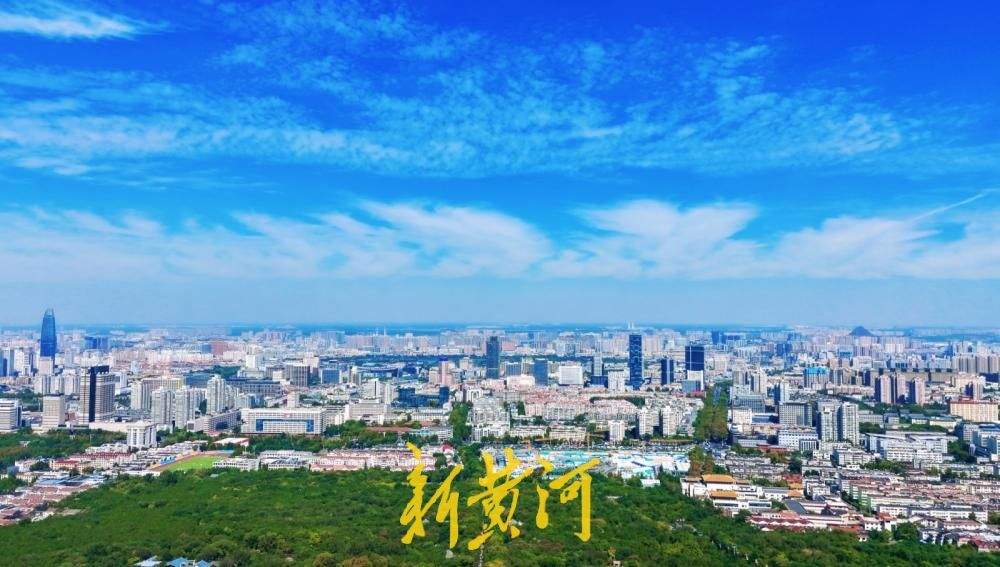 国庆假期首日迎晴好天气，千佛山顶游客登高尽赏泉城秋景