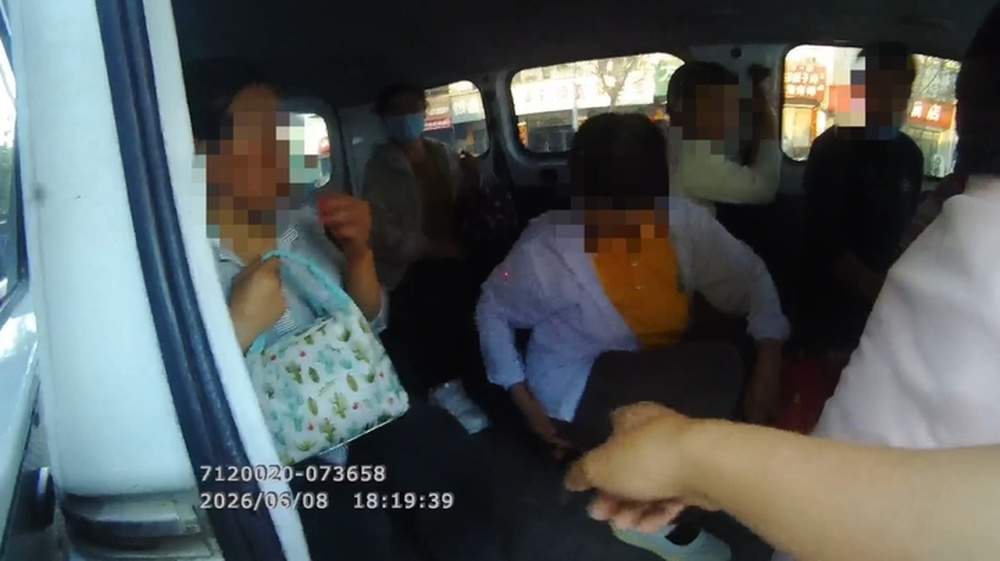 拆卸座椅改坐“小马扎”，济南一驾驶人超载被罚