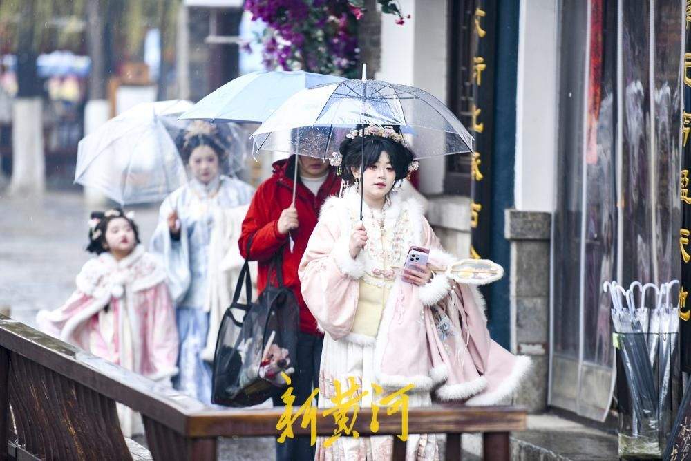 济南春雨润古巷 老城漫步别有韵味