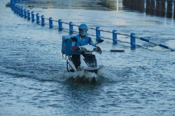 青岛一外卖小哥月入1万5！睁眼就开始跑，一天干13个小时