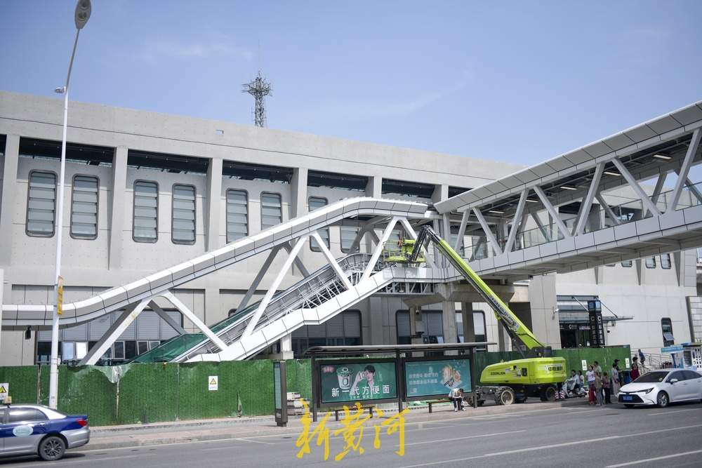 项目强省会｜横跨飞跃大道的人行天桥主体已建成，可实现云巴与济南地铁2号线换乘
