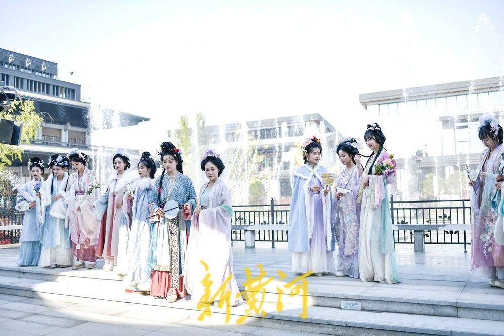 济南“如梦令宋词主题演艺乐园”开启汉服巡游,再现千年风雅