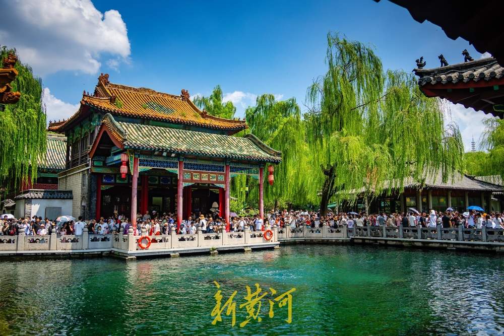 趵突泉水位单日猛涨18厘米，游客争睹胜景