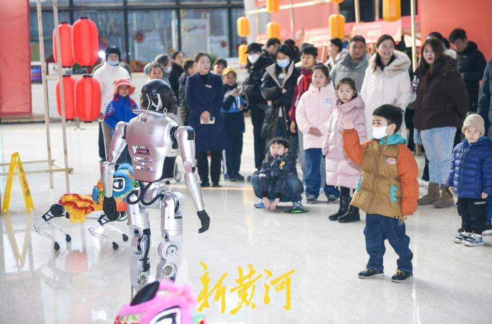 “泉”在济南过大年｜人形机器人舞动非遗，机械瑞狮恭贺新春