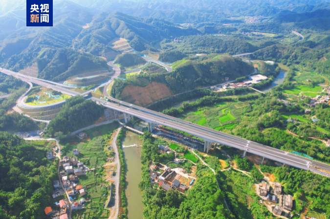 广西多条高速公路建成通车