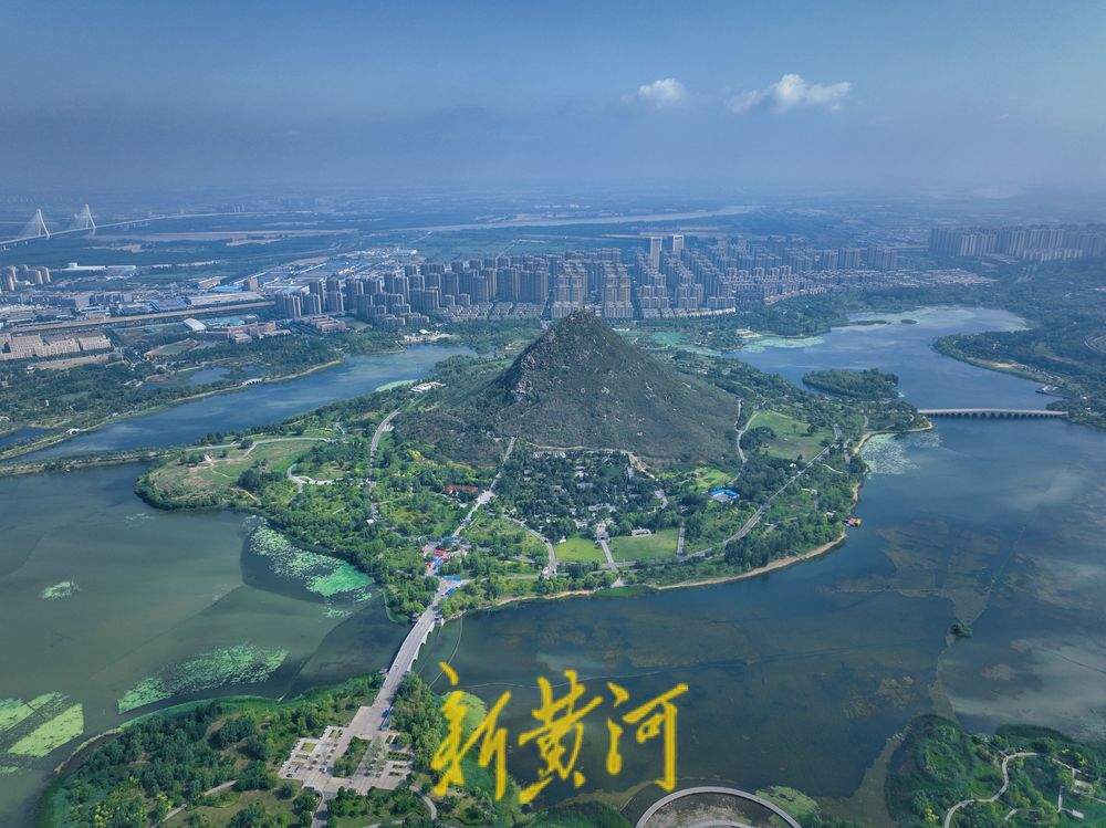 雨后华山湖云雾缭绕 翠柳点缀