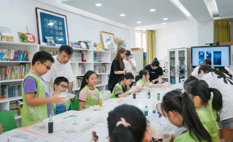 暑期免费的“官方带娃”，能给孩子们带来什么？