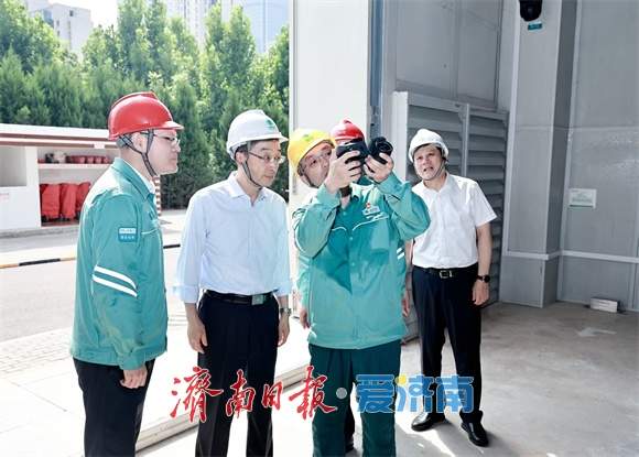刘强看望慰问高温一线工作人员
