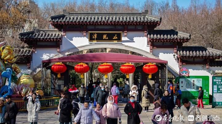 -12°C的天气也挡不住游客的热情，天下第一泉景区热闹非凡