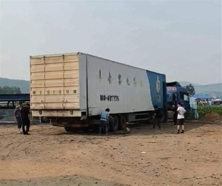 厢式货车如“变形金刚”6分钟变为酒楼，厂家：可摆20桌宴席，订单已排到9月