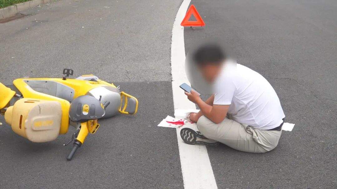 小伙骑车开视频会议导致撞车 交警:小伙主责