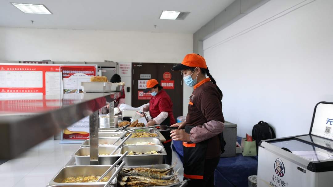 “政府端菜”变“企业点单”，“助企餐车”开进商务楼宇