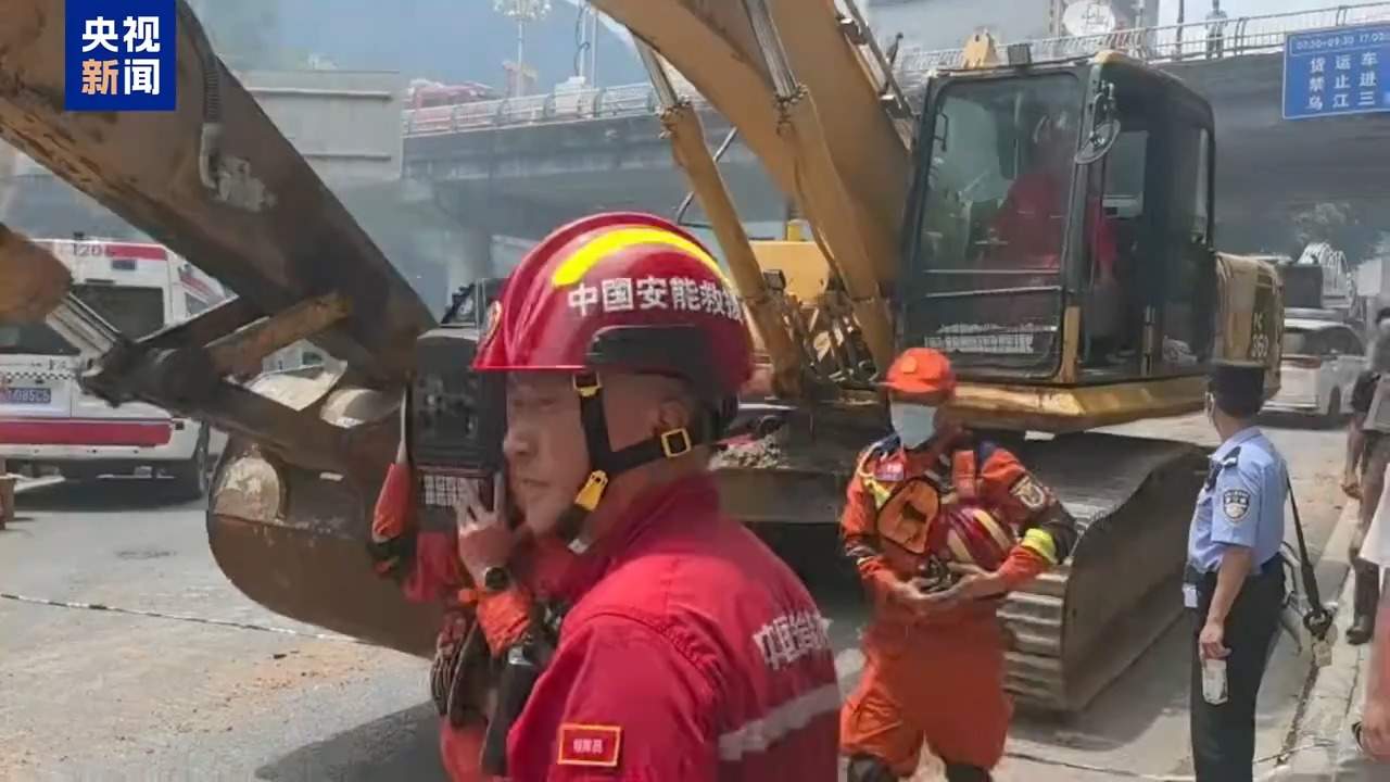 重庆彭水发生山体垮塌 大型工程救援装备已进场