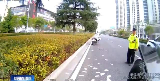 被遗忘在车顶的钱袋子“飞”出3万元 民警上演“马路寻金”