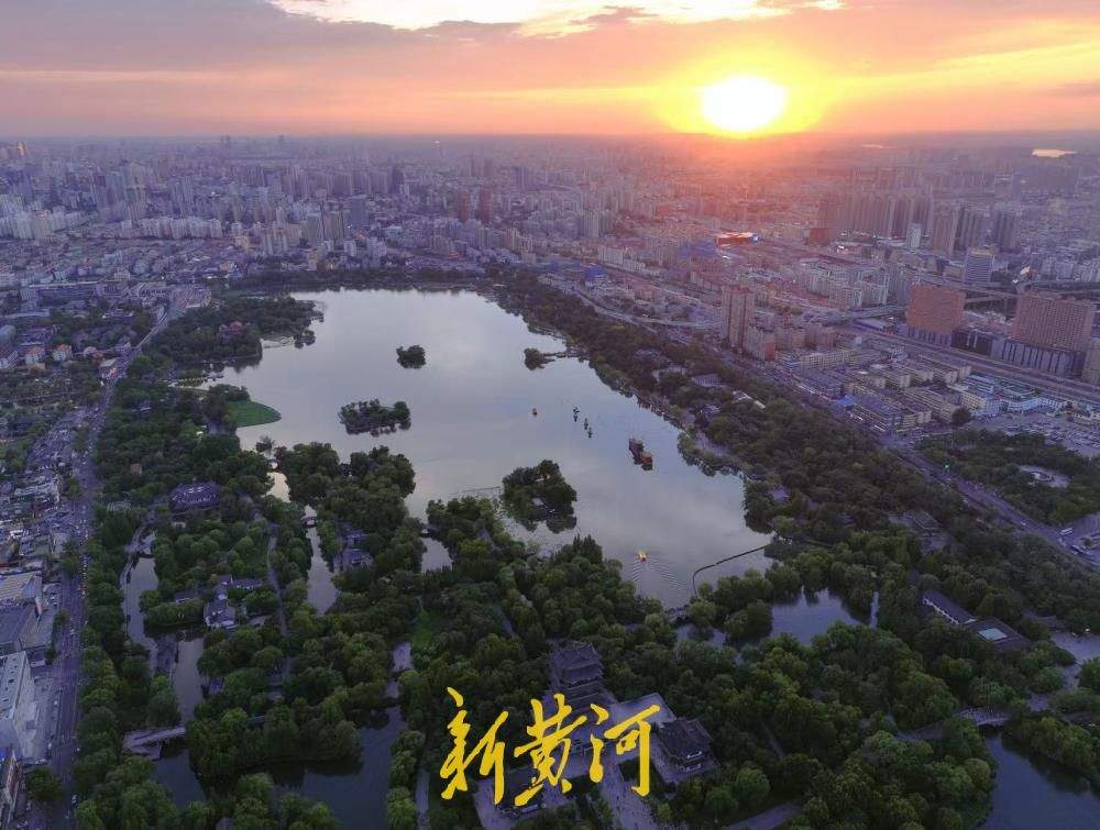 一年四季 泉在济南丨夏日火烧云惊艳泉城 浸染大明湖万顷碧波