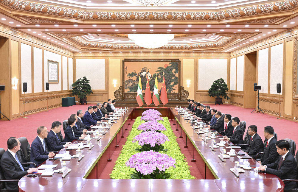 习近平同缅甸总统敏昂莱会谈