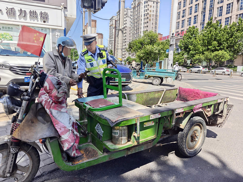 号牌丢了不补办，男子手写号牌被罚