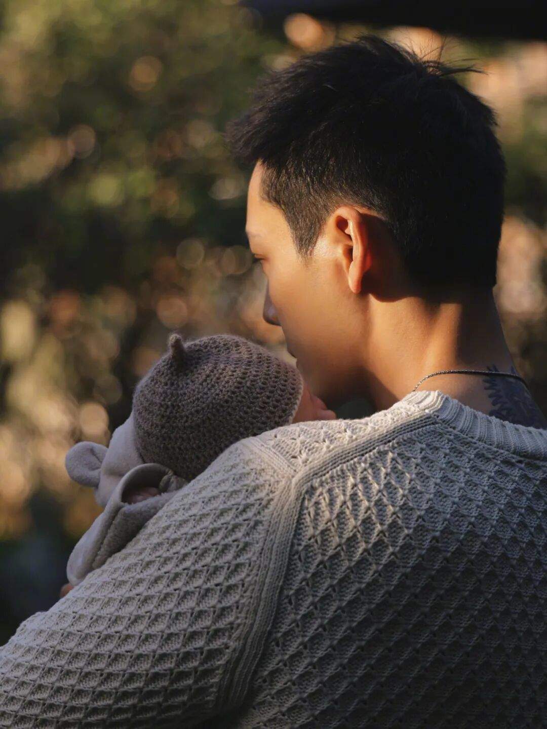 陈伟霆、何穗官宣结婚生子!晒多张照片公布喜讯:爸爸、妈妈还有他