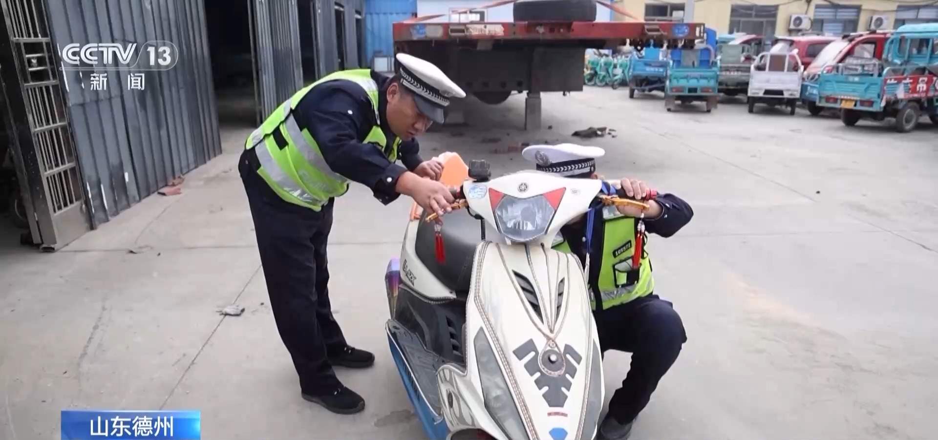 男子高调炫耀改装摩托并非法加装 警方依法查处