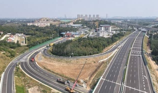 26日10点，济菏高速即将迎来首个“双向八车道”通行路段