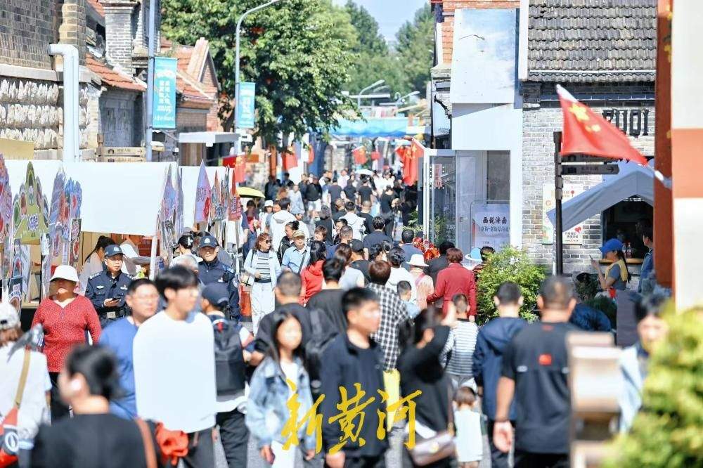 济南百年上新街游人如织，国庆假期成亲子游好去处