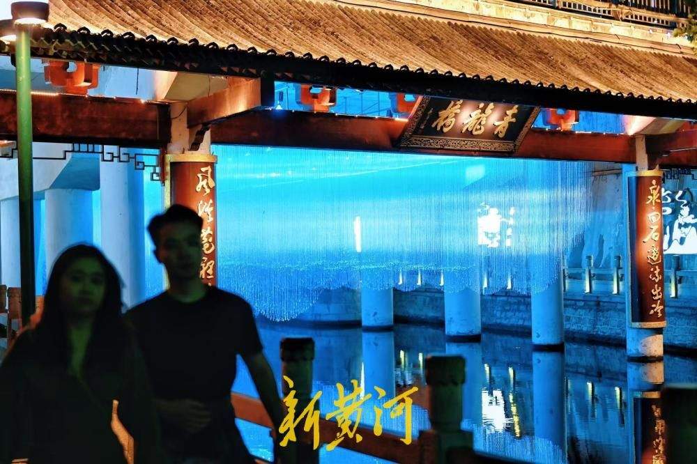 点亮泉城夜色 护城河青龙桥化身“蓝色星河”