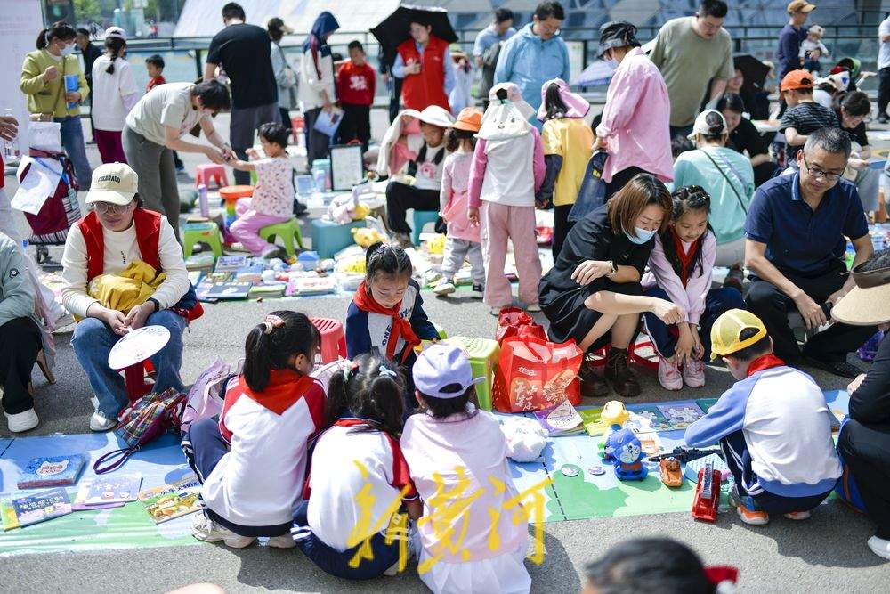 书籍跳蚤市场 书香流动“淘”趣无穷