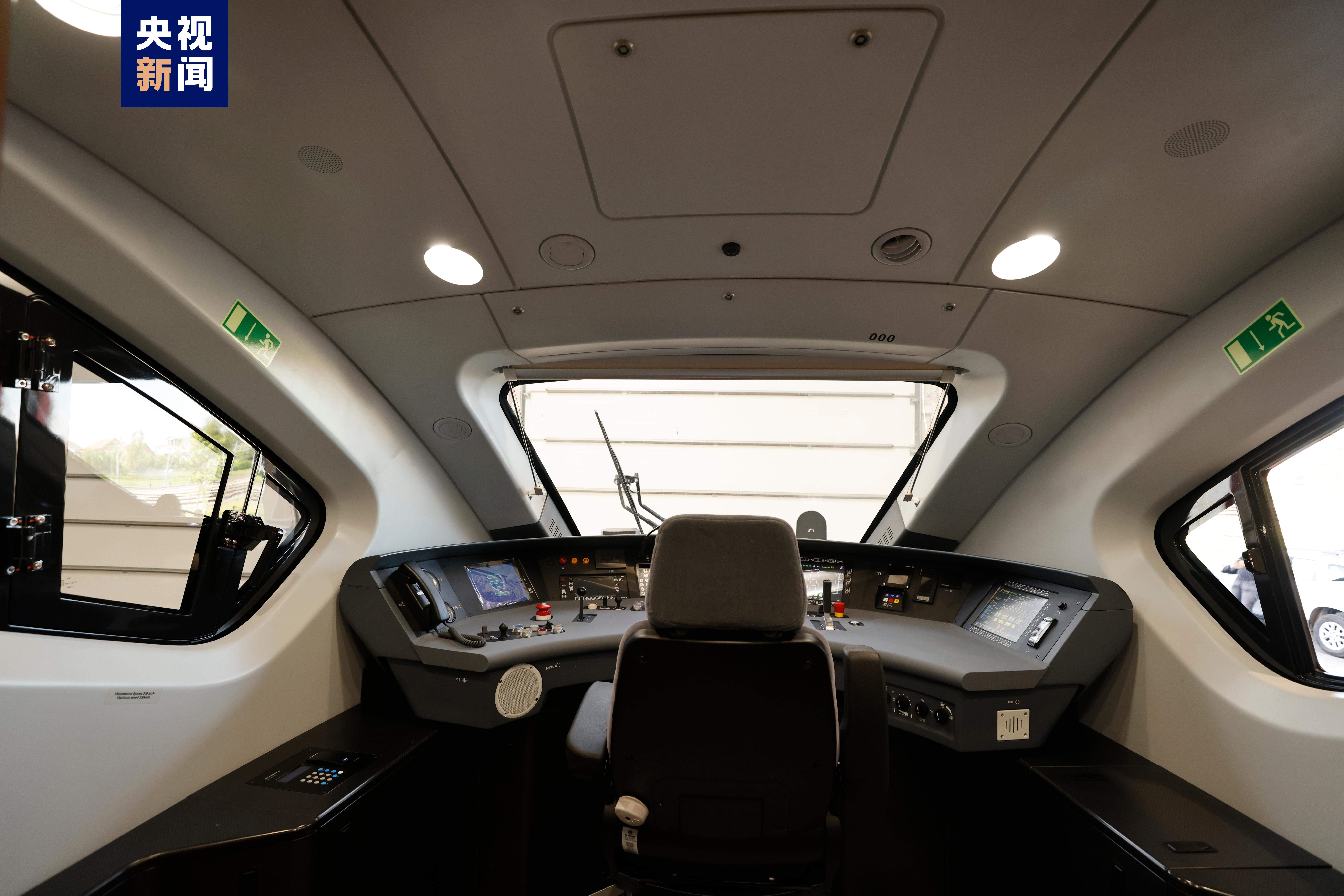 首次进入欧洲!中国研制的匈塞铁路高速动车组在塞尔维亚亮相