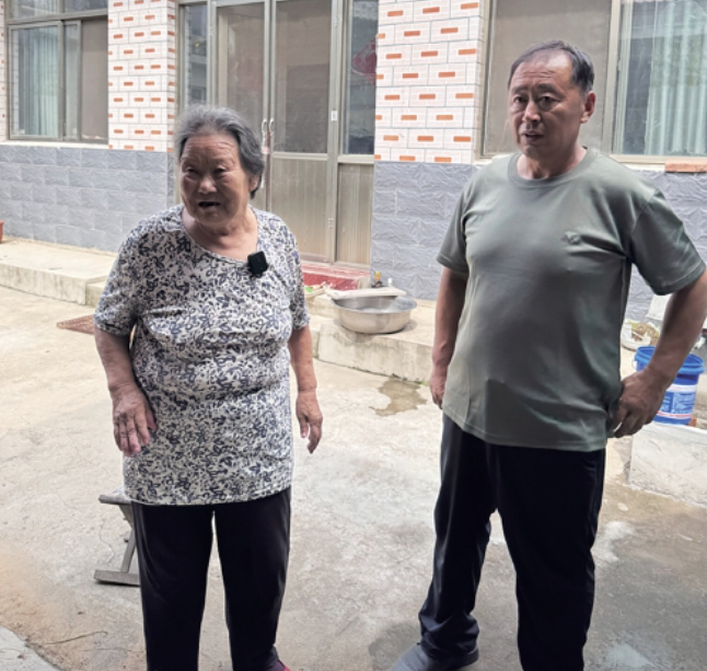 暴雨中的“逆行者”：村支书刚从房屋背出老人，房子瞬间坍塌